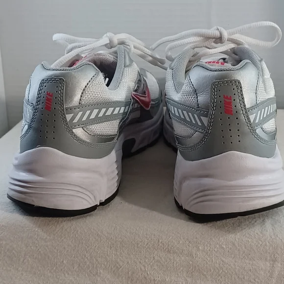 Nike Womens Initiator running shoes, white, metallic silver, and pink. Sz 9 - Picture 4 of 9